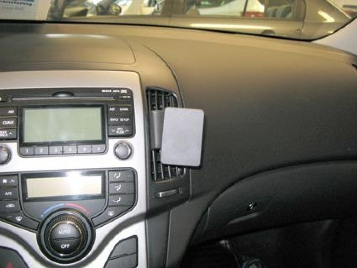 Brodit monteringsbygel för telefon eller navigation - Angled mount i gruppen Modellanpassat / Hyundai / i30 / i30 2007-2012 hos CD Bilradio (240854810)